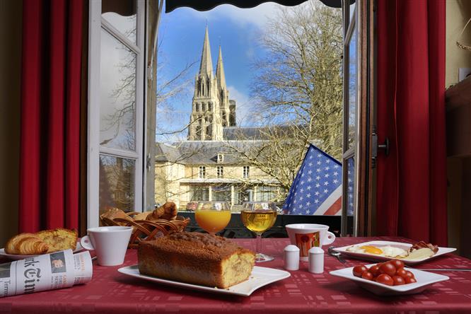 La colazione a buffet dolce e salata fatta in casa - Hotel Bayeux