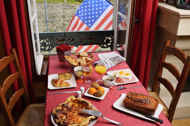 La colazione a buffet dolce e salata fatta in casa - Hotel Bayeux
